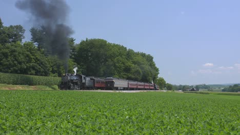 Eine-Dampflok-Aus-Dem-Jahr-1924-Mit-Einem-Rauchenden-Personenzug,-Der-An-Einem-Sommertag-Durch-Die-Amish-Landschaft-Fährt