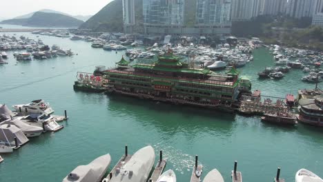 Jumbo-Schwimmendes-Restaurant-In-Hongkong-Aberdeen-Hafen-Taifunschutz,-Luftaufnahme-Mit-Wolkenkratzern-Im-Hintergrund-Und-Booten