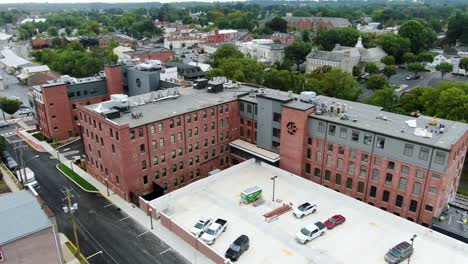 Antena-Descendente-De-Un-Hotel-De-La-Marca-Hilton-En-Lititz,-Pensilvania,-Votada-Como-La-Ciudad-Pequeña-Más-Cool-De-Estados-Unidos