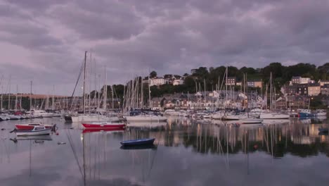 Kinsale-Hafen-Im-Morgengrauen-Mit-Dem-Yachtclub-Im-Vordergrund-Und-Der-Stadt-Dahinter