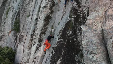 Luftaufnahme-Von-Zwei-Clibers,-Die-An-Einer-Granitwand-Aufsteigen