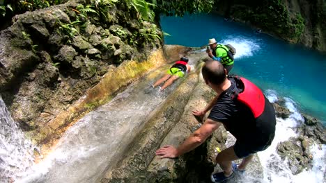 Rutschen-Sie-Am-Wasserfall,-Kawasan-Falls