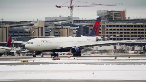 Un-Avión-De-Pasajeros-Delta-Moviéndose-Rápidamente-A-Lo-Largo-De-La-Pista-Poco-Después-De-Aterrizar