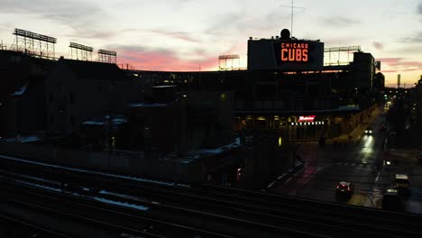 Antena,-Wrigley-Field-Con-Espectacular-Puesta-De-Sol-En-Segundo-Plano.