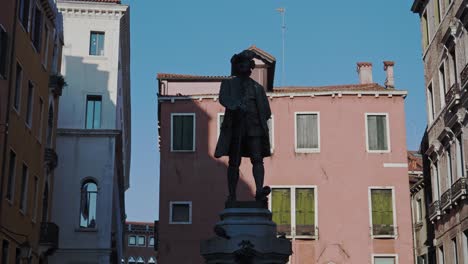 Pájaros-Parados-En-La-Estatua-Del-Famoso-Dramaturgo-De-Comedia,-Carlo-Goldoni,-San-Marco,-Venecia,-Italia