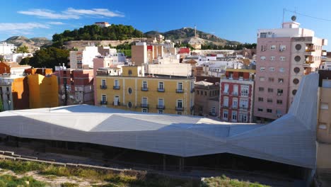 Toma-Panorámica-Izquierda-De-La-Exposición-Del-Foro-Romano-En-El-Casco-Antiguo-De-Cartagena,-España