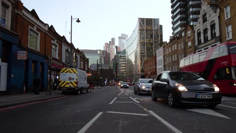 Lapso-De-Tiempo-De-Día-A-Noche-Desde-La-Calle-Principal-De-Tráfico-De-Shoreditch-Frente-Al-Centro-De-Negocios-De-Londres