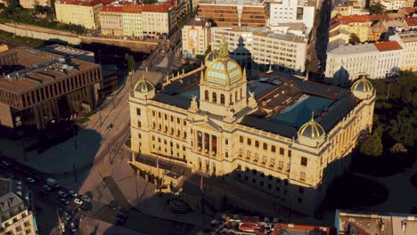 Vista-Aérea-Del-Museo-Nacional-De-Praga-Durante-El-Sol-De-La-Tarde