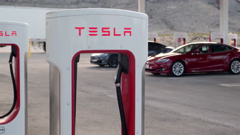 Nahaufnahme-Des-Tesla-Kompressors-Mit-Teslas-Ladevorgang-Im-Hintergrund