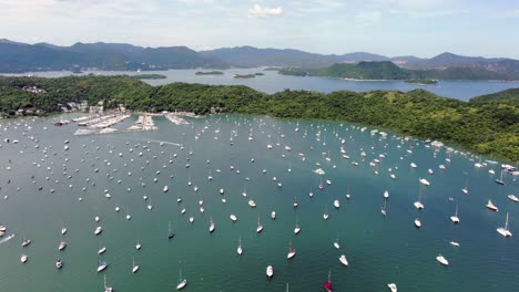 Hong-Kong-Marina-Und-Taifun-Schützen-Kleine-Boote-An-Einem-Klaren-Sommertag,-Luftbild