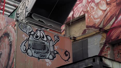 Arte-Callejero-Moderno,-Graffiti-En-El-Distrito-Werksviertel-Mitte,-Este-De-Munich,-Alemania-Cerca