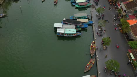 Vista-Aérea-De-Hoi-An-En-Vietnam-Volando-Sobre-Barcos