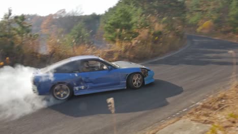 ángulo-Alto-De-Un-Nissan-Silvia-Azul-A-La-Deriva-En-Cámara-Lenta-En-Fukushima