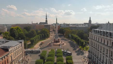 Historisches-Denkmal-Freiheitsdenkmal-Riga-Lettland-Breit