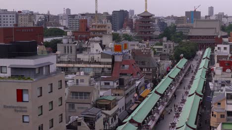 Langsamer-Schwenk-über-Senso-ji-Schrein-Und-Annäherung-An-Asakusa,-Tokio-An-Einem-Hellen-Tag