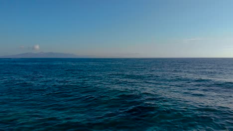 Blaues-Azurblaues-Meer-Mit-Der-Insel-Korfu-Im-Hintergrund,-Wasserstruktur-Für-Kopientext,-Urlaubs--Und-Reisekonzept