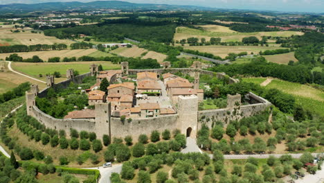 Monteriggioni,-Tuscany,-Italy.-Wide-Drone-Orbit-Shot