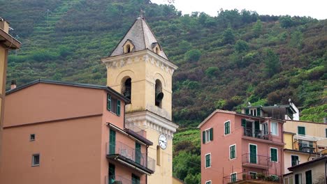 örtliche-Kirche-Und-Häuser-In-Der-Stadt-Manarola-In-Den-Cinque-Terre