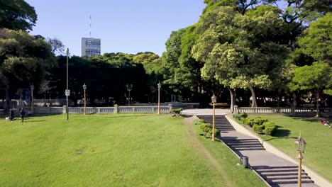 Toma-Aérea-De-La-Hierba-Y-Vegetación-Plaza-San-Martin,-Un-Famoso-Punto-De-Referencia-En-Buenos-Aires