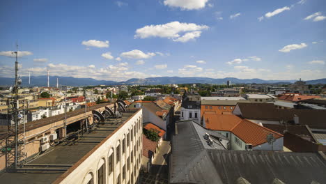 Zeitraffer-Des-Tageslebens-In-Der-Stadt-Žilina-In-Der-Slowakei-An-Einem-Sonnigen-Sommertag