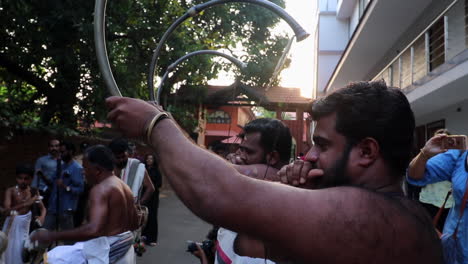 Cámara-Lenta-De-La-Ceremonia-India-Tradicional-Con-Cuernos-De-Sringa-Y-Tambores-De-Tabla-En-Kerala,-India