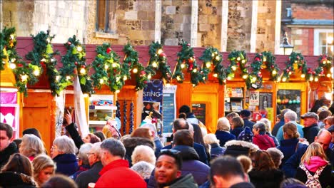 Muy-Concurrido-Mercado-Navideño-De-Winchester-Chalets,-Tiendas,-Puestos-Y-Música