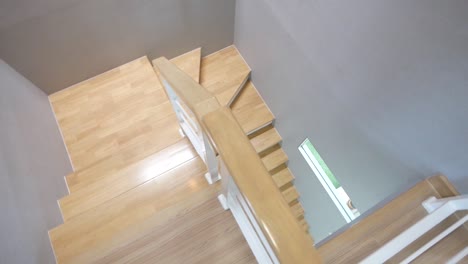Limpiar-Y-Pulir-Escaleras-De-Madera-Desde-La-Vista-Superior