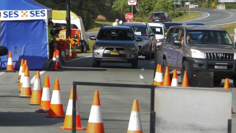 Policeman-On-Duty-Directing-Cars-At-The-State-Border---Cars-Travelling-From-NSW---QLD-Border---Coronavirus-Outbreak-In-Australia