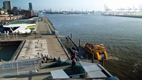 Lapso-De-Tiempo-De-La-Zona-Del-Puerto-De-Hamburgo-Con-Turistas-Y-Barcos-Moviéndose-En-Una-Tarde-De-Fin-De-Semana