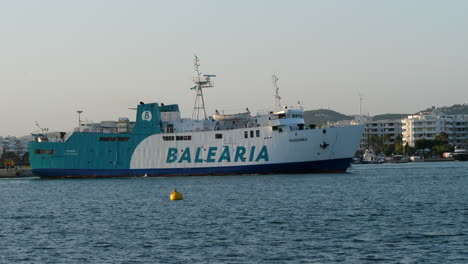 Seelandschaft-Mit-Fähre-Balearia