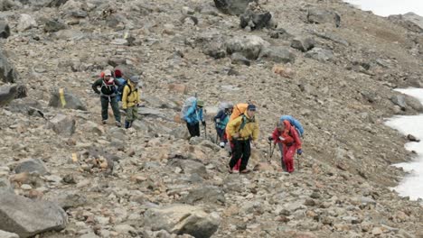 Grupo-De-Montañeros-Escalando-El-Monte-Asahi-Dake-En-Japón,-Excursión-Guiada-De-Senderismo