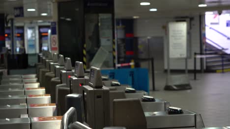 Barreras-De-Billetes-Vacíos-En-La-Estación-De-Oxford-Street-En-Londres,-Reino-Unido