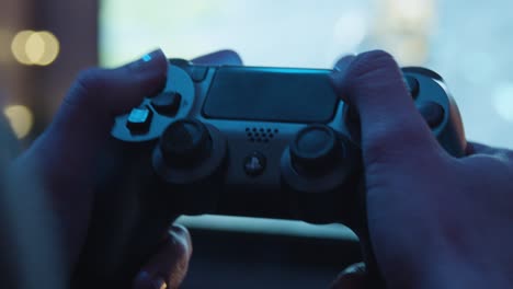 Spielen-Sie-Lustige-Videospiele-Mit-Dem-Playstation-Controller-Auf-Einem-Großen-Bildschirm