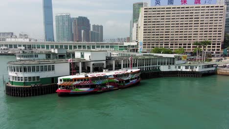 Muelle-Tsim-Sha-Tsui-Con-Ferry-Atracado-En-El-Centro-De-Hong-Kong
