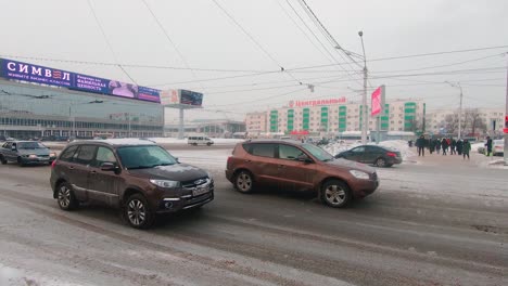 Coches-Y-Tranvías-Circulando-Por-La-Calle-Revolucionaria-En-Ufa,-Rusia-Durante-La-Ventisca