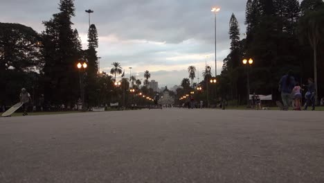 Hombre-Practicando-Skateboarding-Y-Gente-Disfrutando-En-El-Parque-Y-Museo-De-La-Independencia-De-Brasil