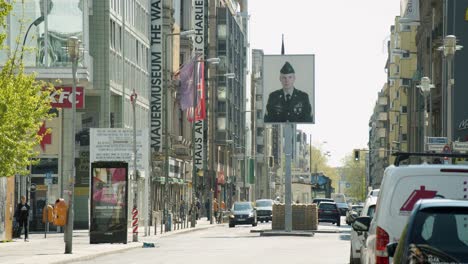 Famoso-Checkpoint-Charlie-Con-Retrato-De-Soldado-Americano-En-Berlín