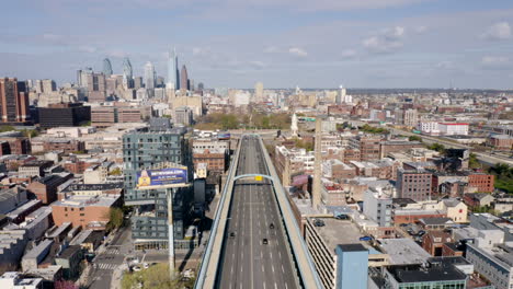 Vista-Aérea-De-Drones-De-La-Autopista-De-Filadelfia-Casi-Vacía-Hacia-La-Ciudad-Durante-El-Bloqueo-Del-Coronavirus-Covid-19-Que-Provocó-Un-Refugio-En-El-Lugar-Mientras-La-Gente-Se-Queda-En-Casa