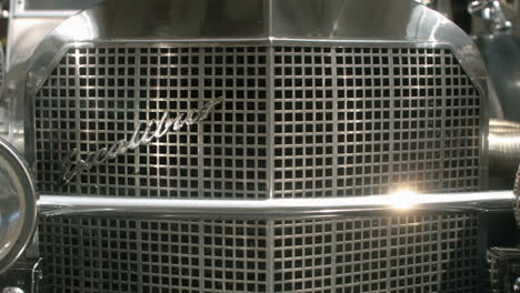 Scheinwerfer-Und-Ikonisches-Emblem-Auf-Dem-Frontgrill-Des-Excalibur-Automobils,-Nach-Rechts-Schieben