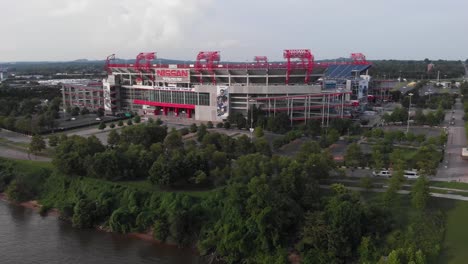 Fachada-Exterior-Del-Estadio-Del-Río-Nashville-Illinois-Y-Paisaje-Verde,-Círculo-Aéreo