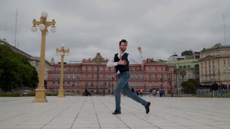 A-tango-dancer-performing-some-moves-in-front-of-Casa-Rosada