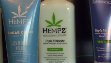 Botellas-De-Productos-Humectantes-Para-El-Cuerpo-De-La-Marca-Hempz---Primer-Plano,-Toma-Panorámica-Derecha