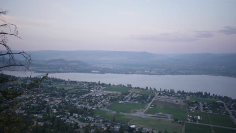 Vista-Del-Oeste-De-Kelowna-Y-El-Lago-Okanagan-Desde-El-Monte-Boucherie-Al-Atardecer