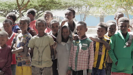 Schwenk-Nach-Rechts,-Zeitlupenaufnahme-Von-Einheimischen-In-Ziway,-Äthiopien,-Während-Einer-Wohltätigkeitsveranstaltung