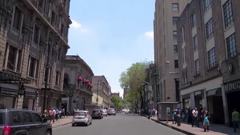 Una-Vista-Desde-Un-Auto-De-Una-Calle-En-La-Ciudad-De-Mexico