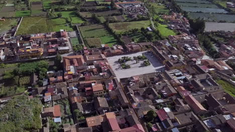 Drohnenschuss-Umkreist-Die-Plaza-De-Armas-In-Ollantaytambo-Im-Heiligen-Tal-Von-Peru