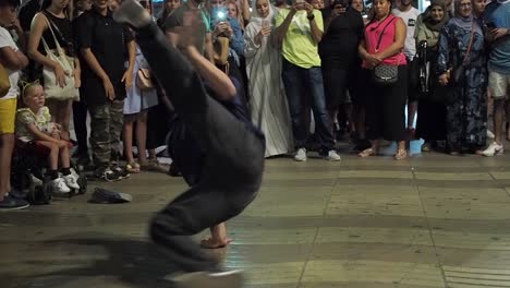 Grupo-De-Breakdance-Bailando-En-Una-Calle-Concurrida-Por-La-Noche