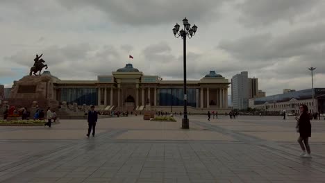 Estatua-De-Genghis-Khan-En-El-Medio-Con-Esculturas-Boorchi-Y-Muqali-En-La-Plaza-Sukhbaatar