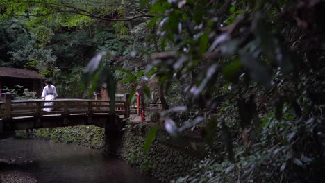 Langsame-Enthüllung-Des-Mannes-In-Typisch-Japanischer-Kimono-Kleidung,-Der-Auf-Der-Brücke-Eines-Kleinen-Schreins-Im-Wald-In-Zeitlupe-Steht