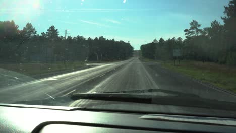 Conduciendo-Por-Una-Autopista-En-Traverse-City,-Michigan-En-El-Verano-De-2020